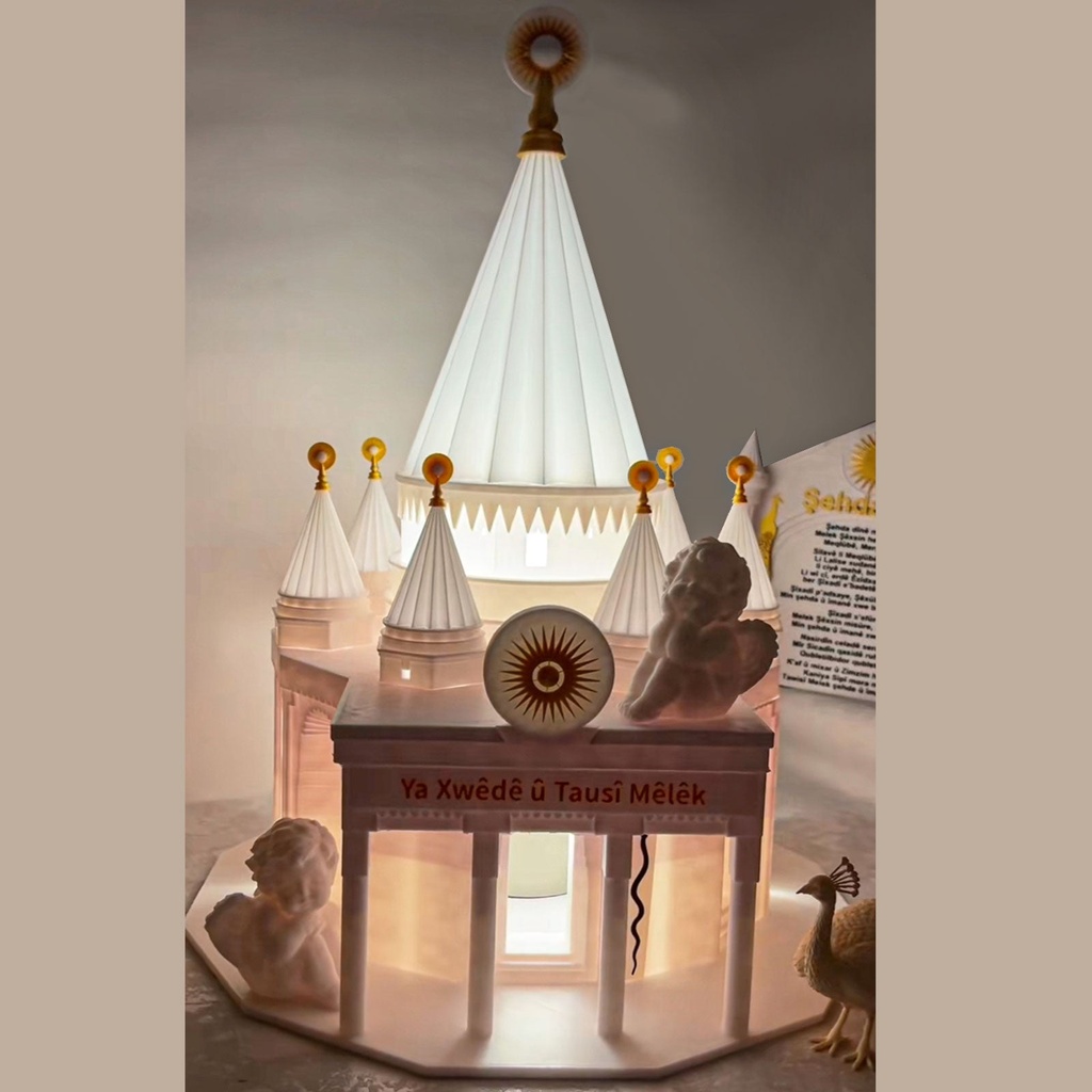 Quba Heft Mêrê Dîwanê û Tawisî Melek Tempel mit LED-Beleuchtung (Höhe: 13cm)